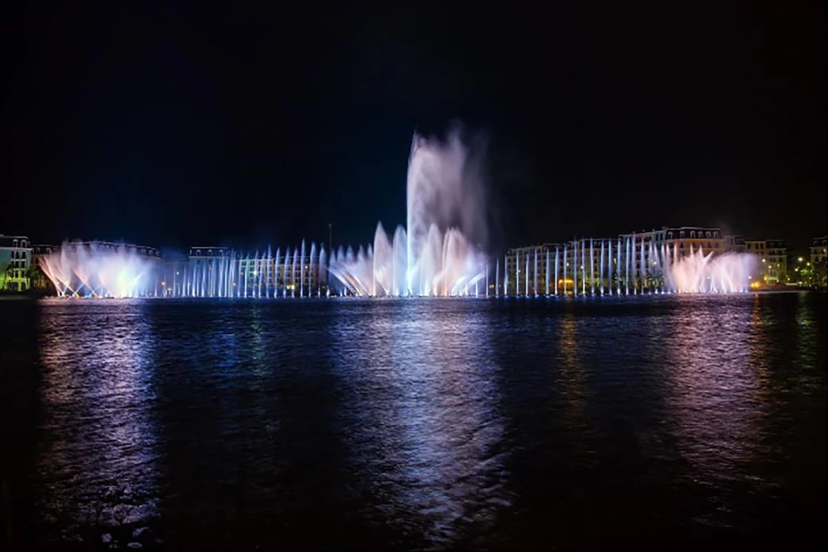 "Vũ điệu" của nước và ánh sáng trên mặt hồ