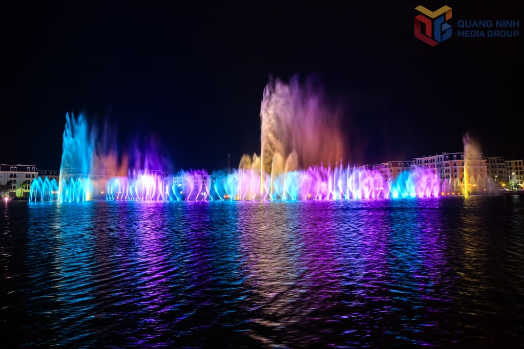 Chương trình nhạc nước rực rỡ tại phường Bãi Cháy.