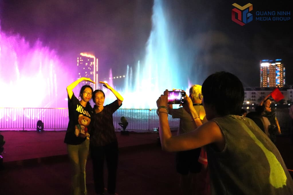 Người dân thích thú ghi lại khoảnh khắc đáng nhớ trong không gian rực rỡ của nhạc nước Halo Bay show.