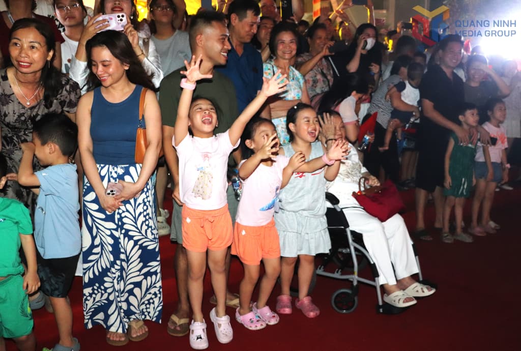 Các em nhỏ và người dân thích thú khi lần đầu được xem nhạc nước.