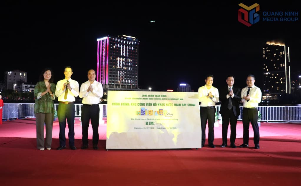 Các đại biểu thực hiện nghi thức gắn biển công trình chào mừng kỷ niệm 80 năm Quốc khánh nước Cộng hòa xã hội chủ nghĩa Việt Nam (02/9/1945 – 02/9/2025).