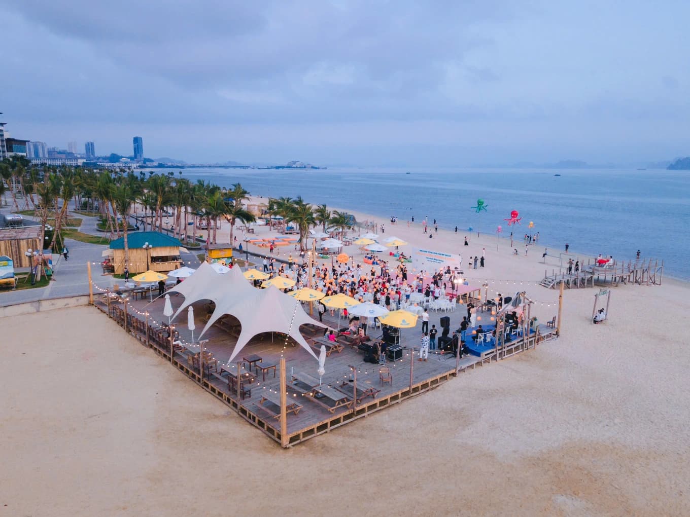 Halong Marina mang đến cho du khách đầy đủ tiện ích từ khách sạn thương hiệu quốc tế, bãi tắm xanh, dịch vụ vui chơi giải trí và ẩm thực, đáp ứng đa dạng nhu cầu của các gia đình đa thế hệ.