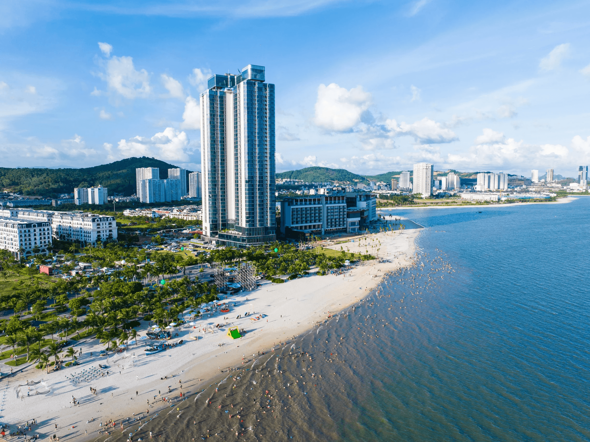 Khu đô thị vịnh biển Halong Marina với các thương hiệu quốc tế lớn như InterContinental (Tập đoàn InterContinental Hotels Group - IHG), Citadines (Tập đoàn The Ascott Limited)... cùng các hoạt động du lịch, văn hoá, giải trí đa dạng đã thúc đẩy nhu cầu chi tiêu của du khách khi đến Hạ Long.