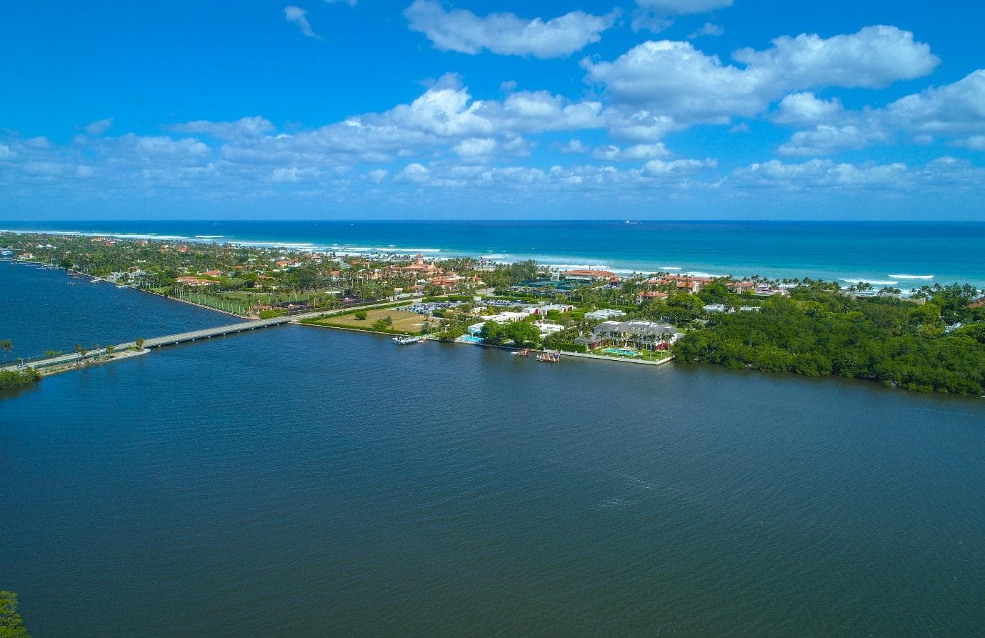 Palm Beach được mệnh danh là "Billionaires' Front Row", với ít nhất 58 tỷ phú đô la sở hữu BĐS tại đây.